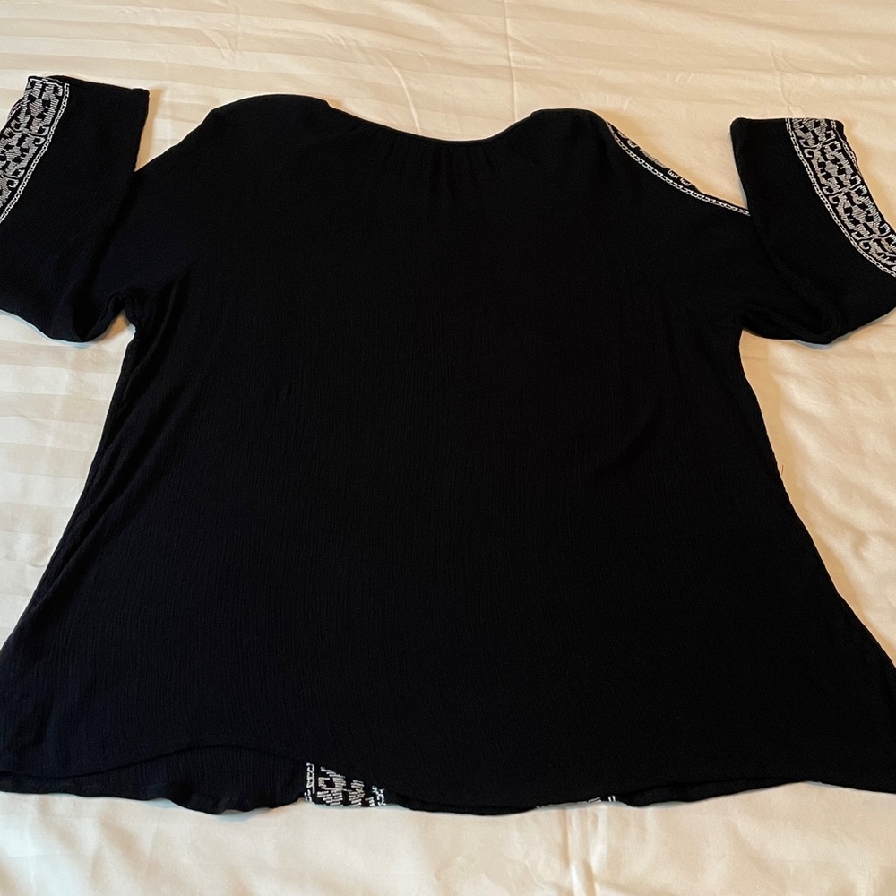 ❤️ XL top! Old Navy - Black Blouse with White Accents - XL blouse - Picture 15 of 16